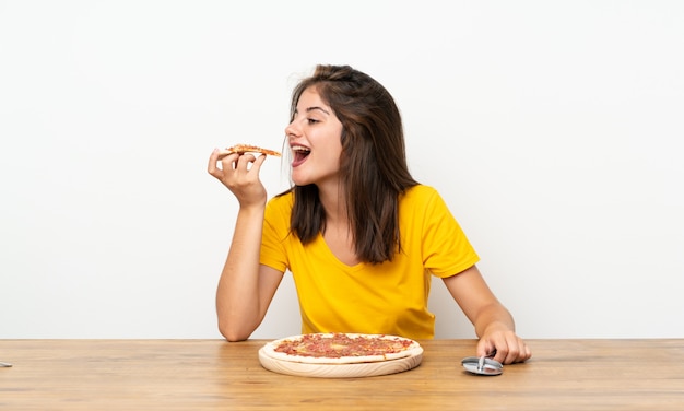 Niña caucásica con una pizza