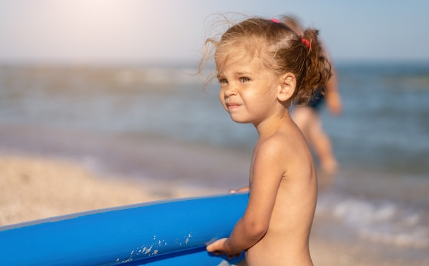 niña caucásica en la playa