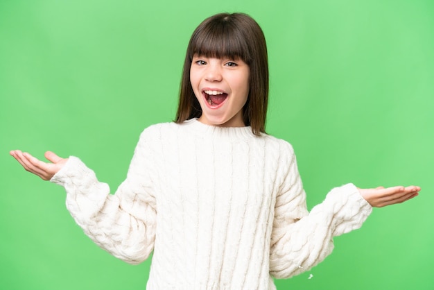 Niña caucásica sobre fondo aislado con expresión facial sorprendida