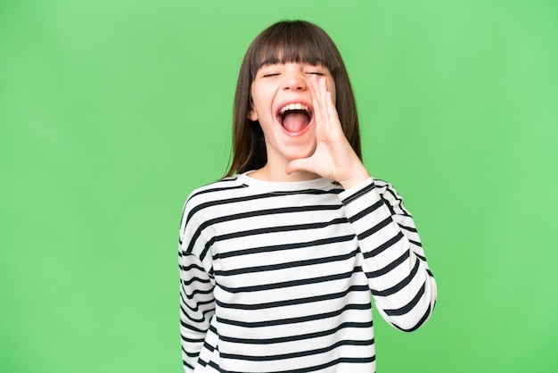 Niña caucásica sobre fondo aislado gritando con la boca abierta