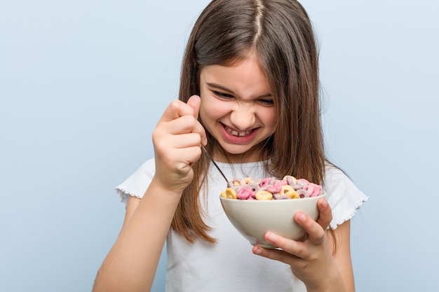 Foto niña caucásica sosteniendo un tazón de cereal