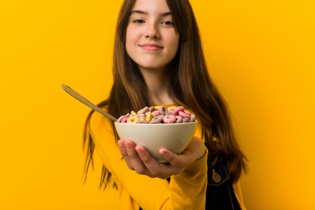 Niña caucásica con tazón de cereales