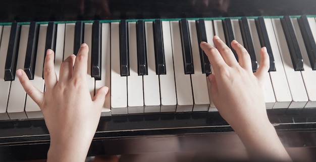 Niña caucásica tocando el piano. Música