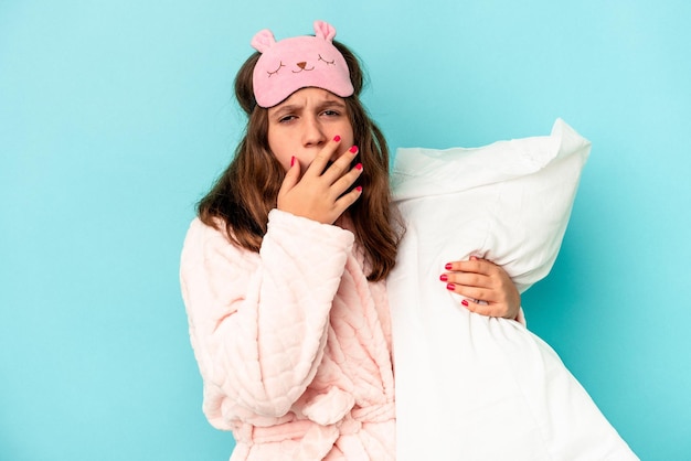 Foto niña caucásica yendo a dormir aislado sobre fondo azul.