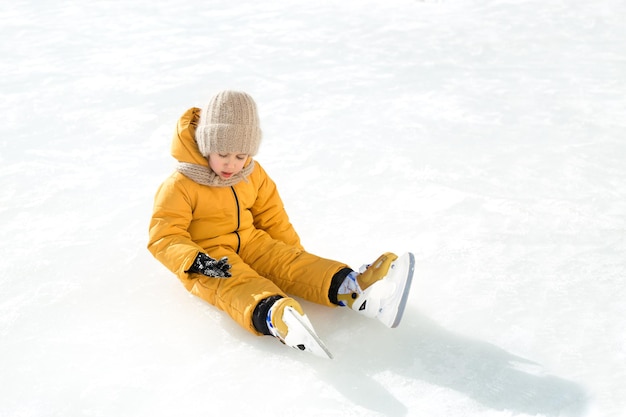 Niña cayó sobre el hielo dando sus primeros pasos en patines