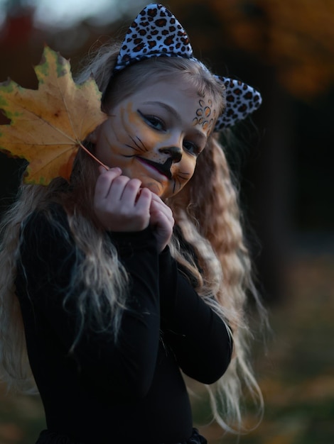 La niña celebra Halloween en el parque