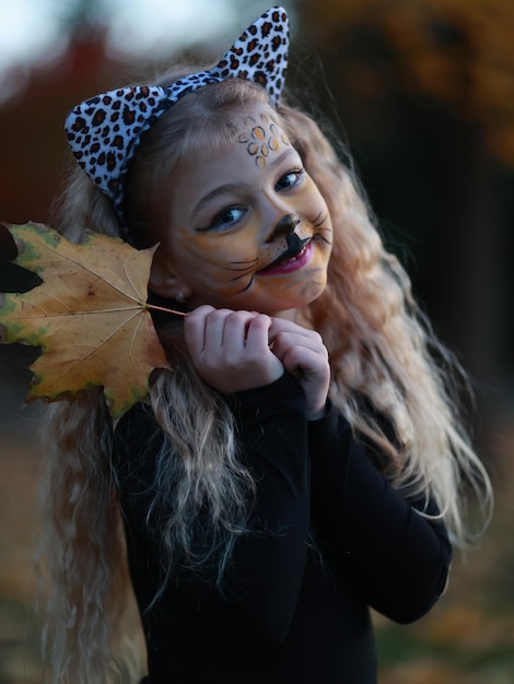 La niña celebra Halloween en el parque