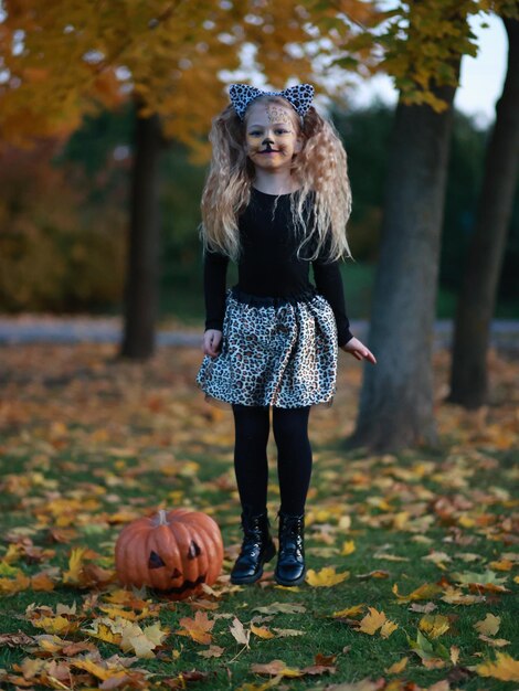 La niña celebra Halloween en el parque