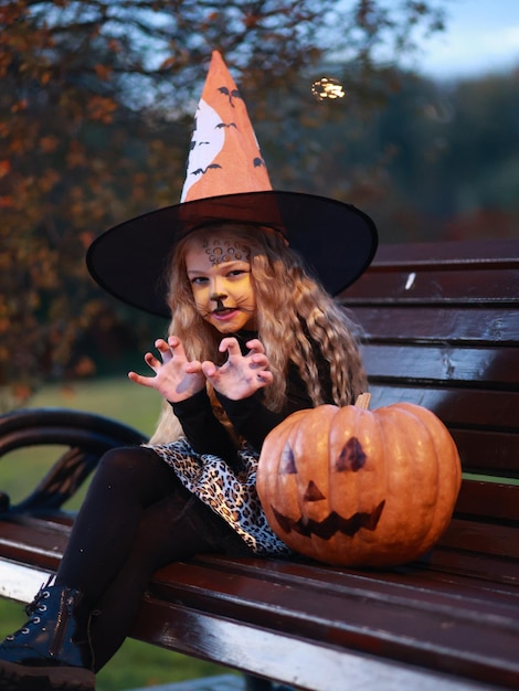 La niña celebra Halloween en el parque