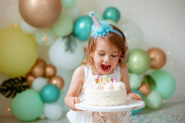 una niña celebra su cumpleaños y prueba un pastel