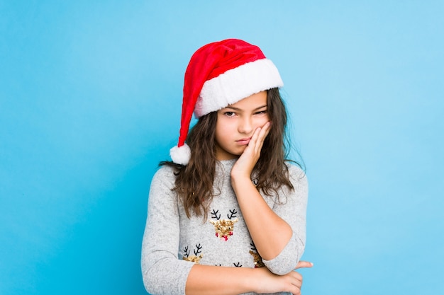 Niña celebrando el día de Navidad que está aburrida, fatigada y necesita un día de relajación.