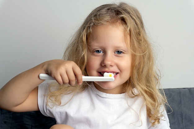 Niña se cepilla los dientes