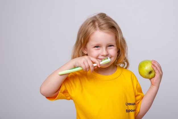 Foto niña con un cepillo de dientes