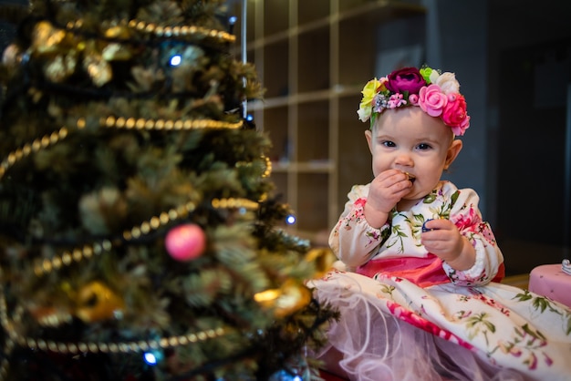 Niña cerca del árbol de navidad