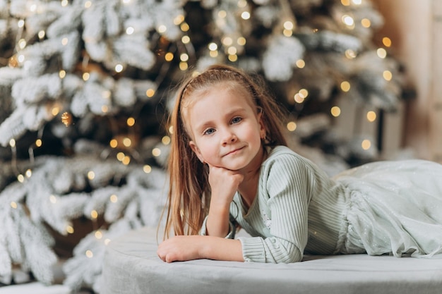 niña, cerca, árbol de navidad