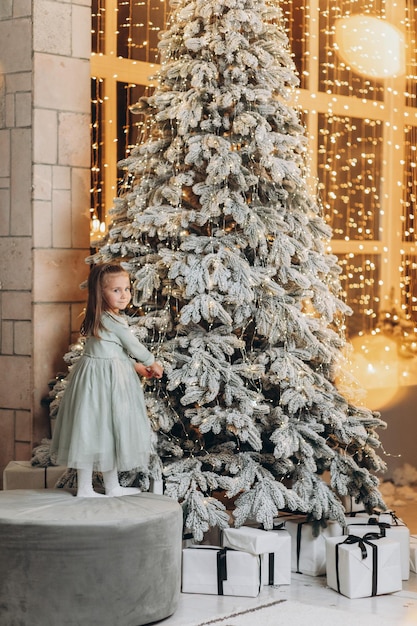 niña, cerca, árbol de navidad