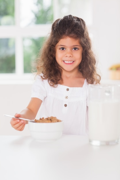 Niña con cereal