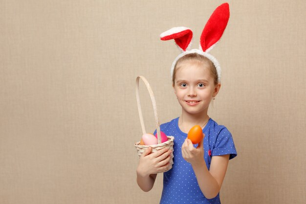 Niña con cesta de huevos de Pascua