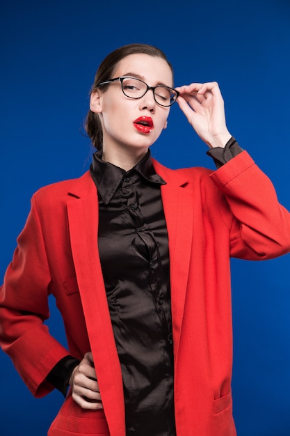 Niña en una chaqueta con labios rojos