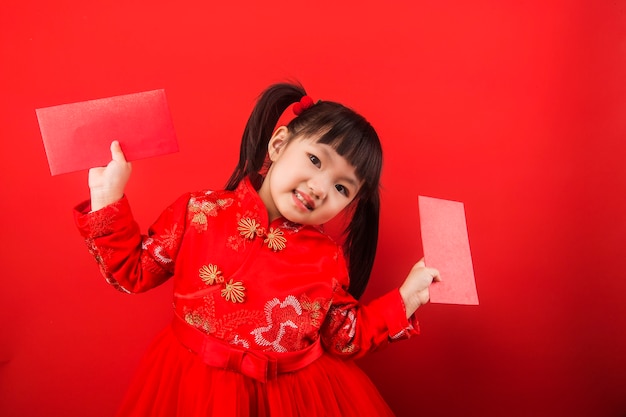 Una niña china celebra el año nuevo chino con un sobre rojo