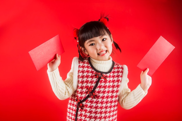 Una niña china está feliz de dar la bienvenida al Festival de Primavera.