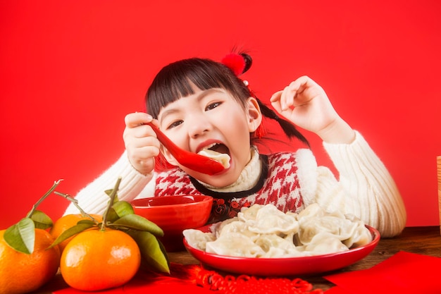 Una niña china está feliz de dar la bienvenida al Festival de Primavera.