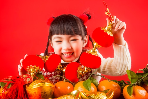 Una niña china está feliz de dar la bienvenida al Festival de Primavera.