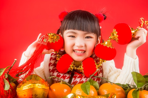 Una niña china está feliz de dar la bienvenida al Festival de Primavera.