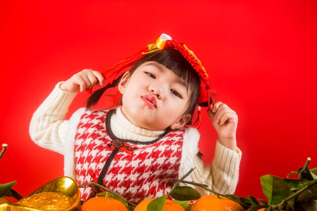 Una niña china está feliz de dar la bienvenida al Festival de Primavera.
