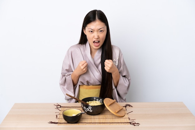 Niña china con kimono y comiendo fideos frustrados por una mala situación