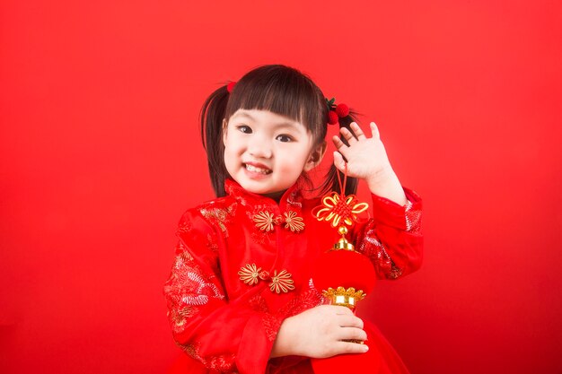 Una niña china saludó el Festival de Primavera con una linterna.