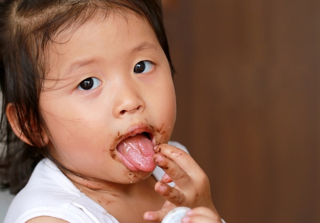 niña con chocolate en toda su cara