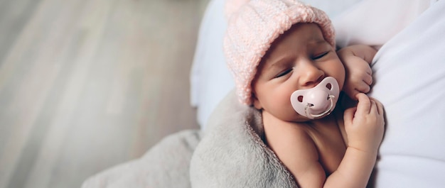 Niña con chupete durmiendo