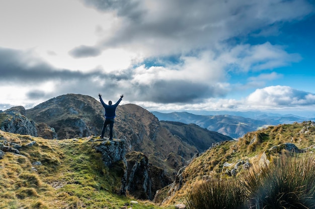 Una niña en la cima de la montaña de Aiako Harria mirando el paisaje