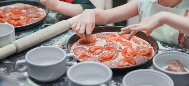 niña en una clase magistral en la cocina de pizza