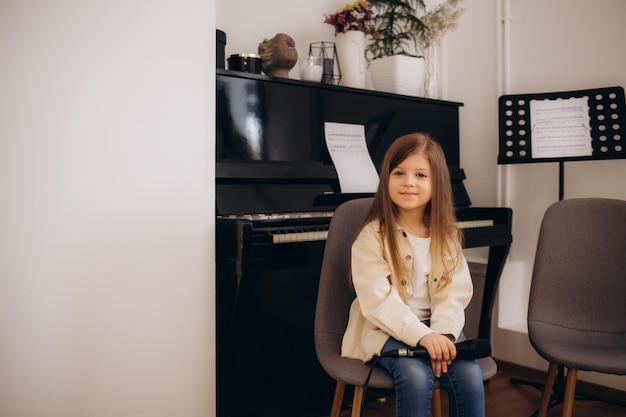 niña en las clases de canto