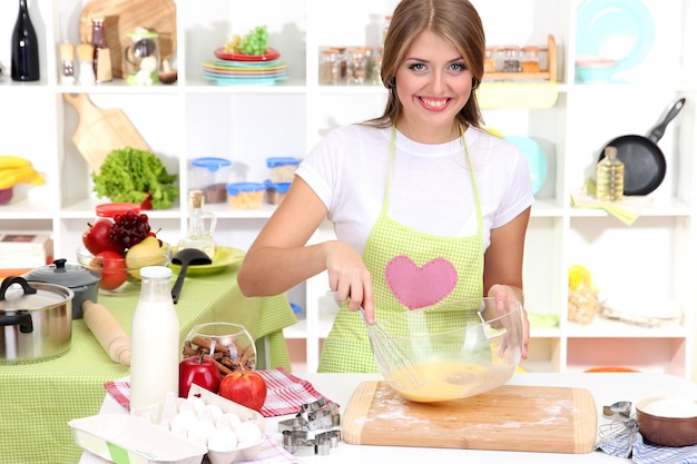 Una niña en la cocina durante la cocción de galletas