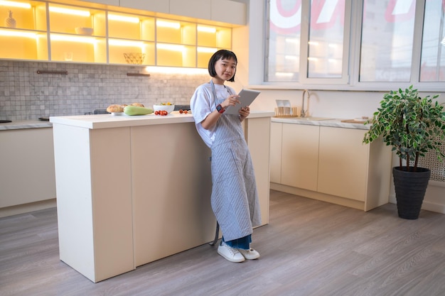 Una niña en la cocina leyendo un blog de cocina en línea