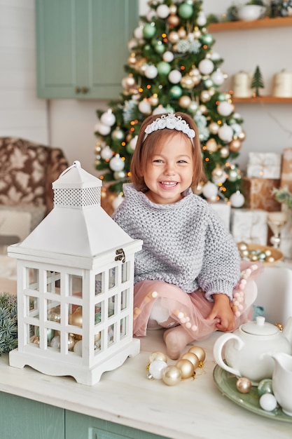 Niña en la cocina en navidad