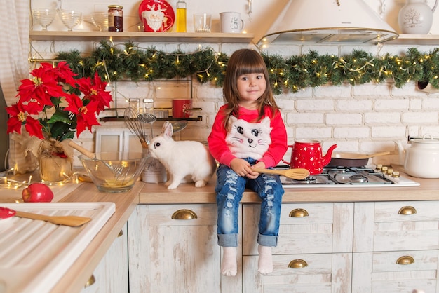 niña en la cocina en navidad