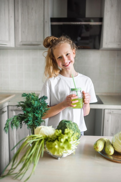 Foto niña la cocina verduras frescas verdes y ensalada comida saludable