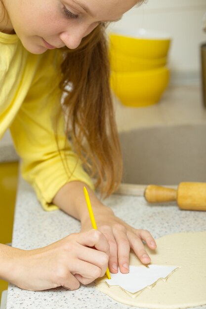 Niña, en la cocina