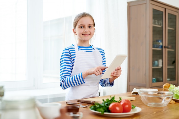 niña cocinando en la cocina