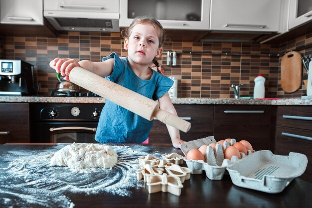 Niña cocinando en la cocina