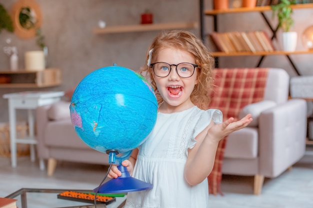 Niña colegiala sosteniendo un globo