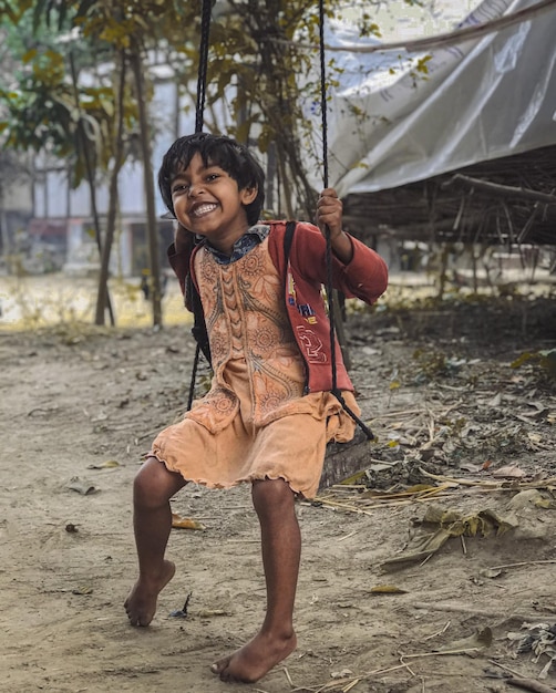 Una niña en un columpio en India