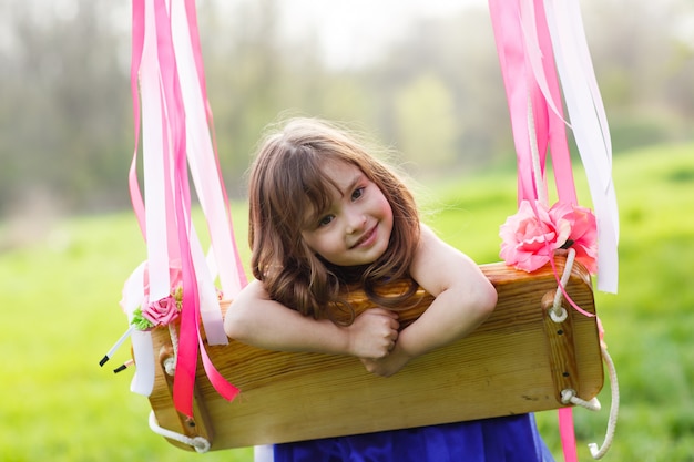 Niña en columpio, niña en el parque