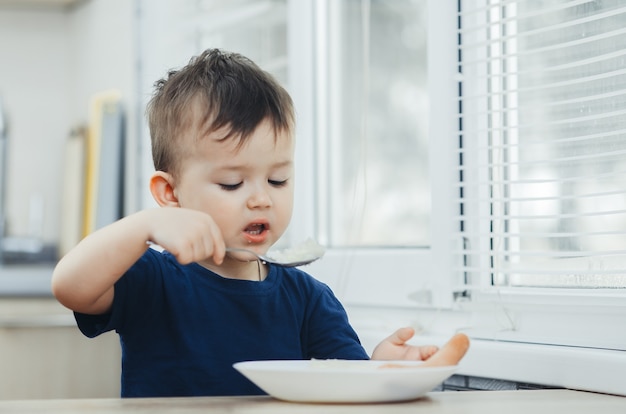 Niña come arroz en un café de verano