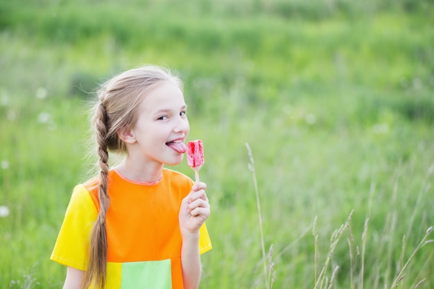 Niña come helado en el verano