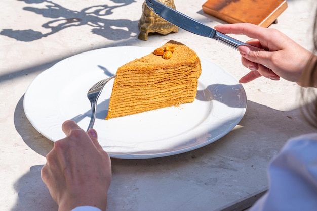 Niña come pastel de capas de postre dulce